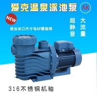 戶外魚池清澈如鏡，守衛(wèi)生態(tài)的過濾設(shè)備與溫泉技術(shù)